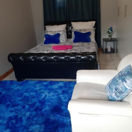 Ruros Guest House Kempton Park Esterno foto