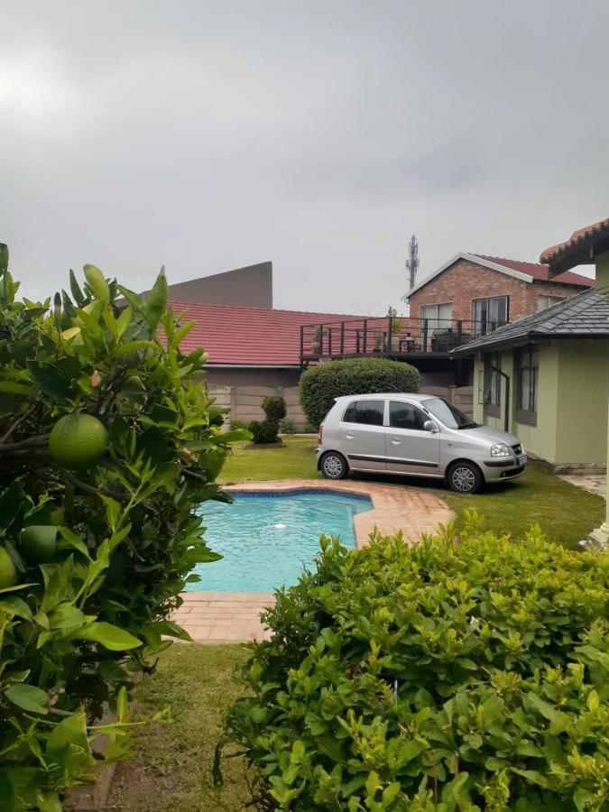 Ruros Guest House Kempton Park Esterno foto