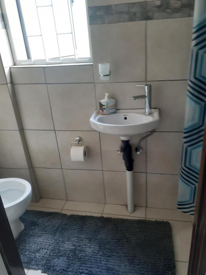 Ruros Guest House Kempton Park Esterno foto
