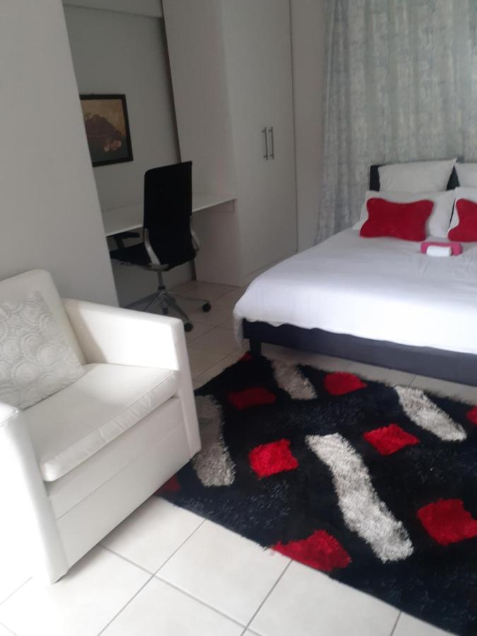 Ruros Guest House Kempton Park Esterno foto