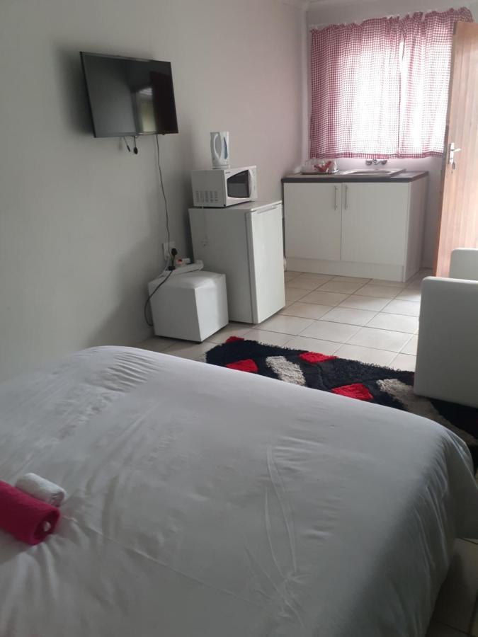 Ruros Guest House Kempton Park Esterno foto