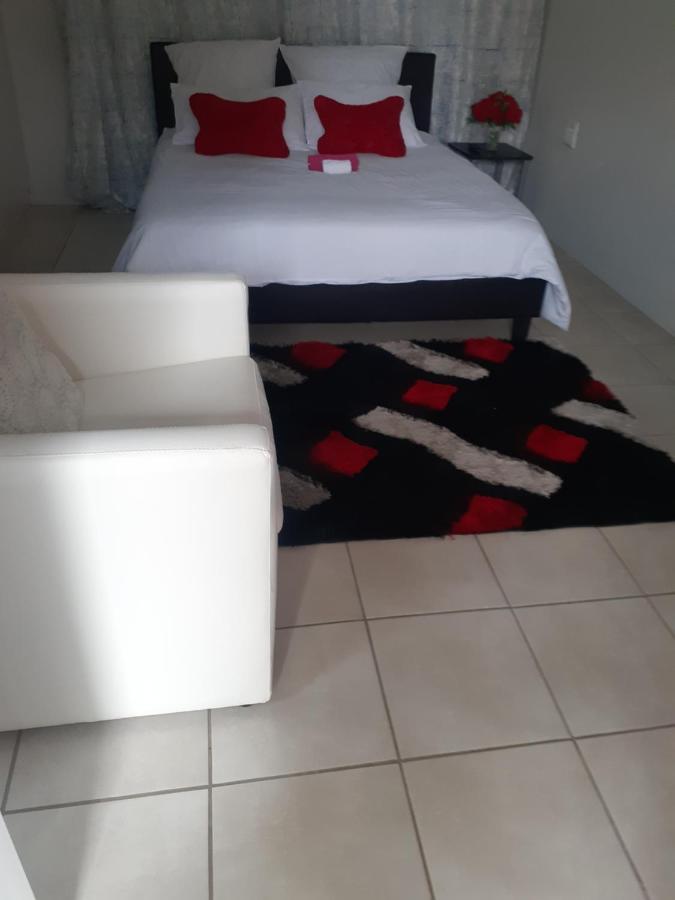 Ruros Guest House Kempton Park Esterno foto