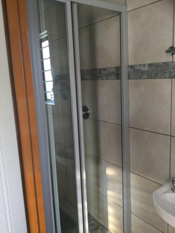 Ruros Guest House Kempton Park Esterno foto