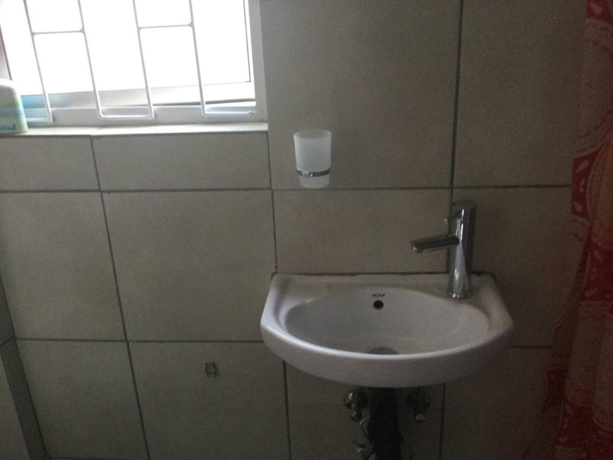 Ruros Guest House Kempton Park Esterno foto
