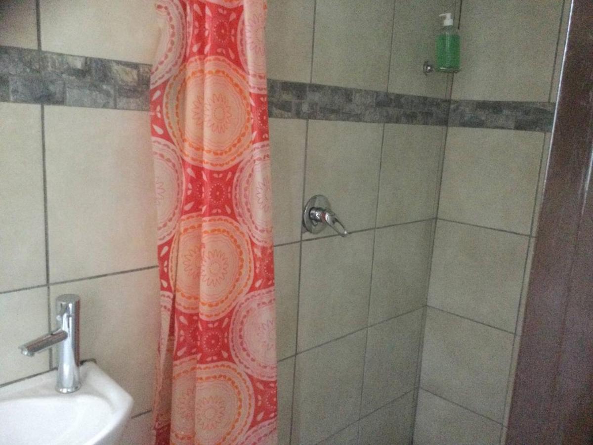 Ruros Guest House Kempton Park Esterno foto