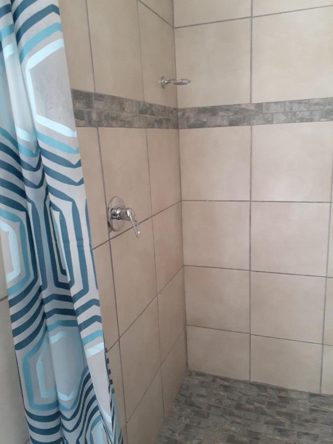 Ruros Guest House Kempton Park Esterno foto